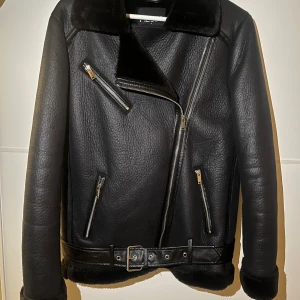 Svart läderimitetad från Pieces - Endast använd 3 gånger, mycket bra skick!