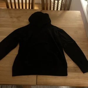 Svart hoodie från Levi's - En lite använd Levis tröja som används cirka 7 gånger. Storlek 164 cm 