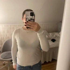 Vit tröja från 157 - Säljer en stilren vit tröja från 157 i storlek M. Tröjan har en klassisk design med rund hals och långa ärmar. Perfekt för en enkel och snygg look.