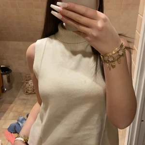 Beige ärmlös polotopp - Säljer min tröja från zara den är i bra skick 