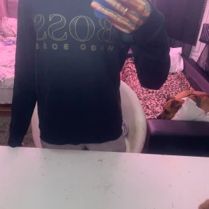 Svart tröja från Hugo Boss - Säljer en svart/mörkblå tröja från Hugo Boss med logotypen tryckt på framsidan. Tröjan har långa ärmar och en bekväm passform. 🫶