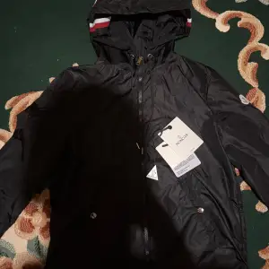 Säljer Moncler vindjacka/regnjacka säljes eftersom den inte passar mig, har nfc helt ny och inga skador