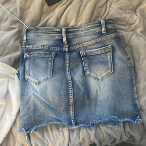 low blö jeanskjol - säljer en snygg low waist jeans kjol från pink sky fashion,i storlek 38💗💗