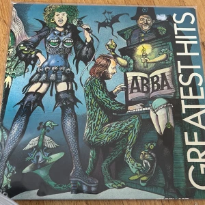 4 album  - Säljer albumen ‘greatest hits Abba’’ best of bowie’ ‘JT James Taylor’ och 'Wave' av Patti Smith Group. Albumet är en klassiker inom rockgenren och måste för samlare.