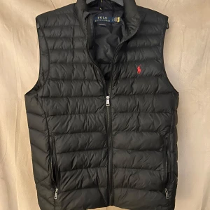 Ralph Lauren väst - | Svart Ralph Lauren väst | Storlek:S | Väldigt fint skick | Nypris:2600 |                                              qr koden tar dig till Ralph Laurens hemsida där de bevisar autencitet. Har du några frågor eller funderingar hör gärna av dig🙌