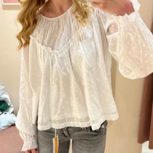 Vit blus  - Jätte fin vit blus💗 tyvärr blivit för kort för mig🥲storlek 164 men passar xs/s