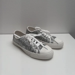 Glitter sneakers  - Super fina glittriga sneakers i storlek 39. Aldrig använda, köparen står för frakten! 🤍