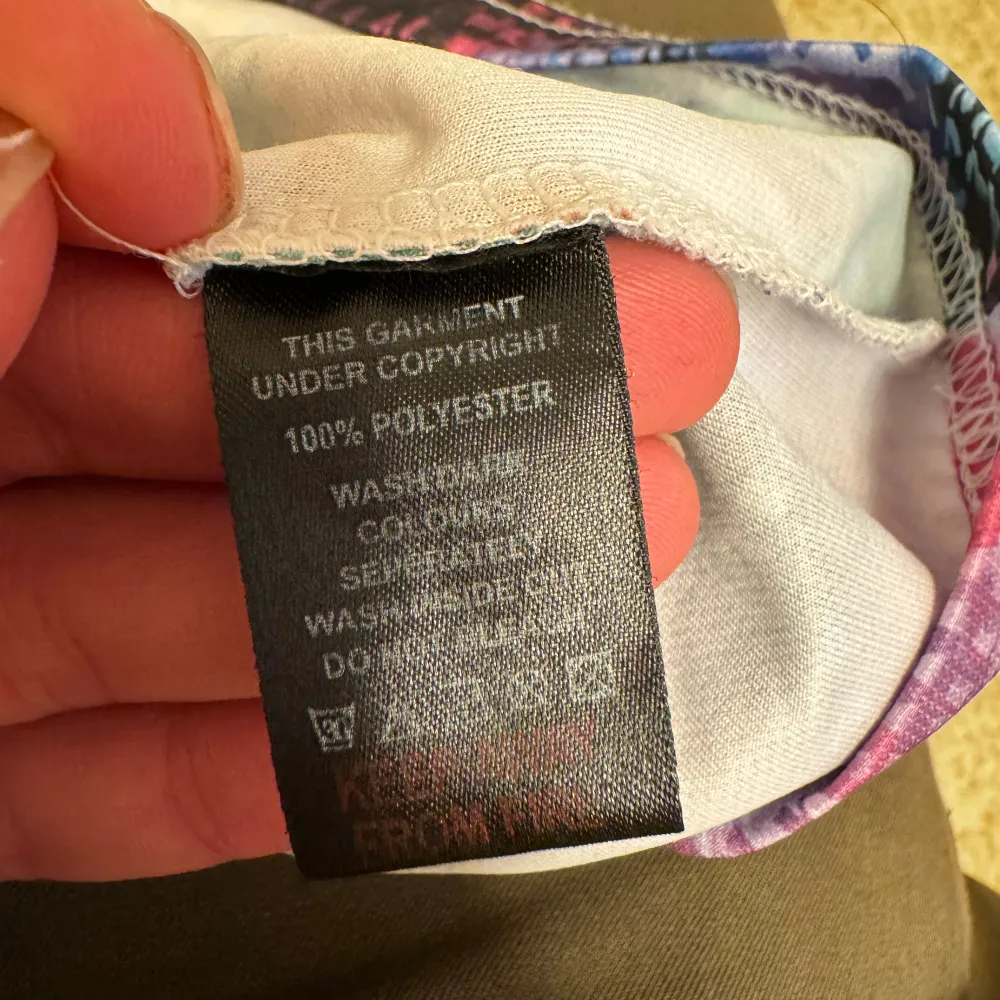 Säljer en färgglad t-shirt från Stereotype med ett unikt, abstrakt mönster i flera färger. T-shirten är kortärmad och tillverkad i 100% polyester. Perfekt för dig som vill sticka ut med en cool och kreativ stil.. T-paidat.