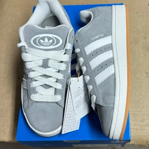 Adidas campus 00s grey - Helt nya adidas campus 00s grey säljes. Kvitto finns. Storlekar som är tillgängliga är 36 2/3, 37 1/3, 38 2/3.