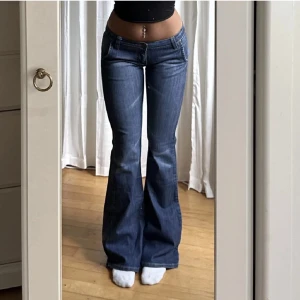 Lågmidjade jeans  - Jätte snygga jeans köpta här på Plick. Midjemåttet är 40cm rakt över och innebenslängden är 80cm. Priset går att diskutera och tryck gärna på köp nu men kontakta mig först.💗