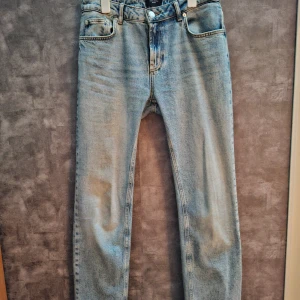 Blå jeansbyxor från VERO MODA - Raka blå jeans ifrån Vero Moda. Använt skick. W29 , L34