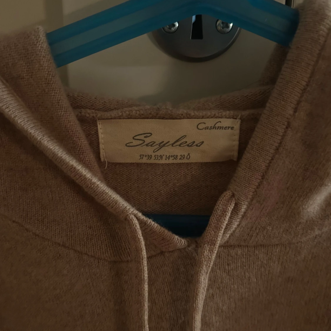 Beige kashmir hoodie från Sayless - 1