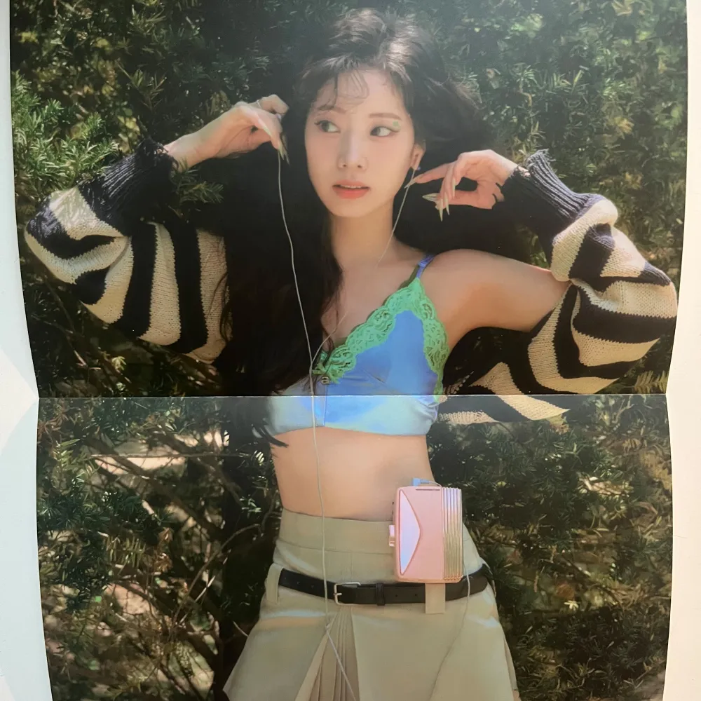 Säljer 'Between 1&2', det 11:e mini albumet med flera fotokort och en affisch. Albumet har en stilren design med röda och vita färger. Perfekt för fans av K-pop och samlare av fotokort.. Muu.