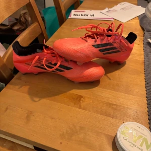 Adidas f50 - Säljer ett par Adidas f50 för dom är för små för mig. De är använda max 5gånger så de är i princip nya. Priset kan diskuteras.                             Köpta för 2999kr