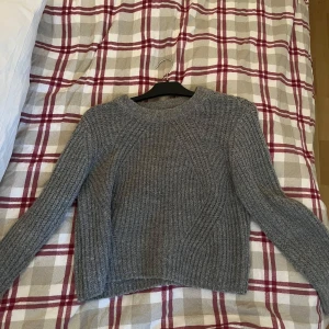 Grå stickad tröja från ONLY - Säljer en grå stickad tröja från ONLY. Den är i storlek S och använd några få gånger, mycket bra skick. 
