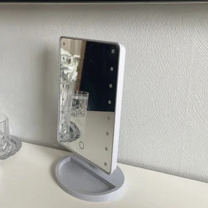 Sminkspegel med LED-belysning - Praktisk sminkspegel med inbyggd LED-belysning. Detta är en sminspegel som jag säljer pågrund av att jag inte använder den. För att lamporna ska funka måste man använda batterier men de håller väldigt länge.