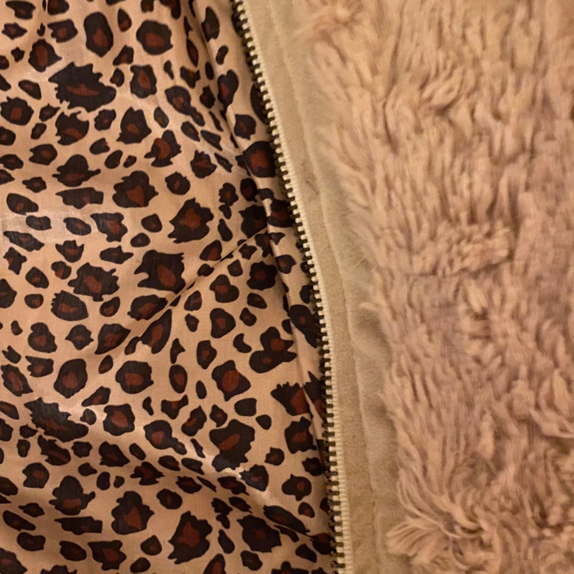 Beige teddyjacka med leopardmönstrat foder - 3