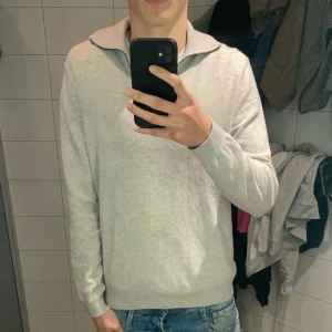 Grå half zip från Massimo Dutti - Säljer en stilren grå tröja från Massimo Dutti av 100% merinoull i bra skick förutom ett litet hål på bröstet som knappt märks av😄Tröjan är i storleken L men skulle säga att den sitter som en M, hör gärna av er vid funderingar och frågor😄🤩