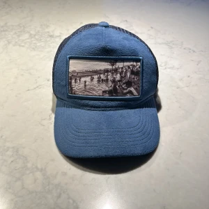 Velvet keps - Sjuk snygg keps köpt på emilio pendenza för 499kr den är sparsamt använd och lite sönder där man spänner men det är bara 1 plupp och funkar bra att spänna ändå !😀