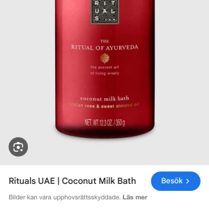 Coconut Milk Bath från Rituals - Coconut Milk Bath från Rituals med doft av indisk ros och söt mandelolja. Förpackningen är röd och elegant, perfekt för en lyxig badupplevelse.