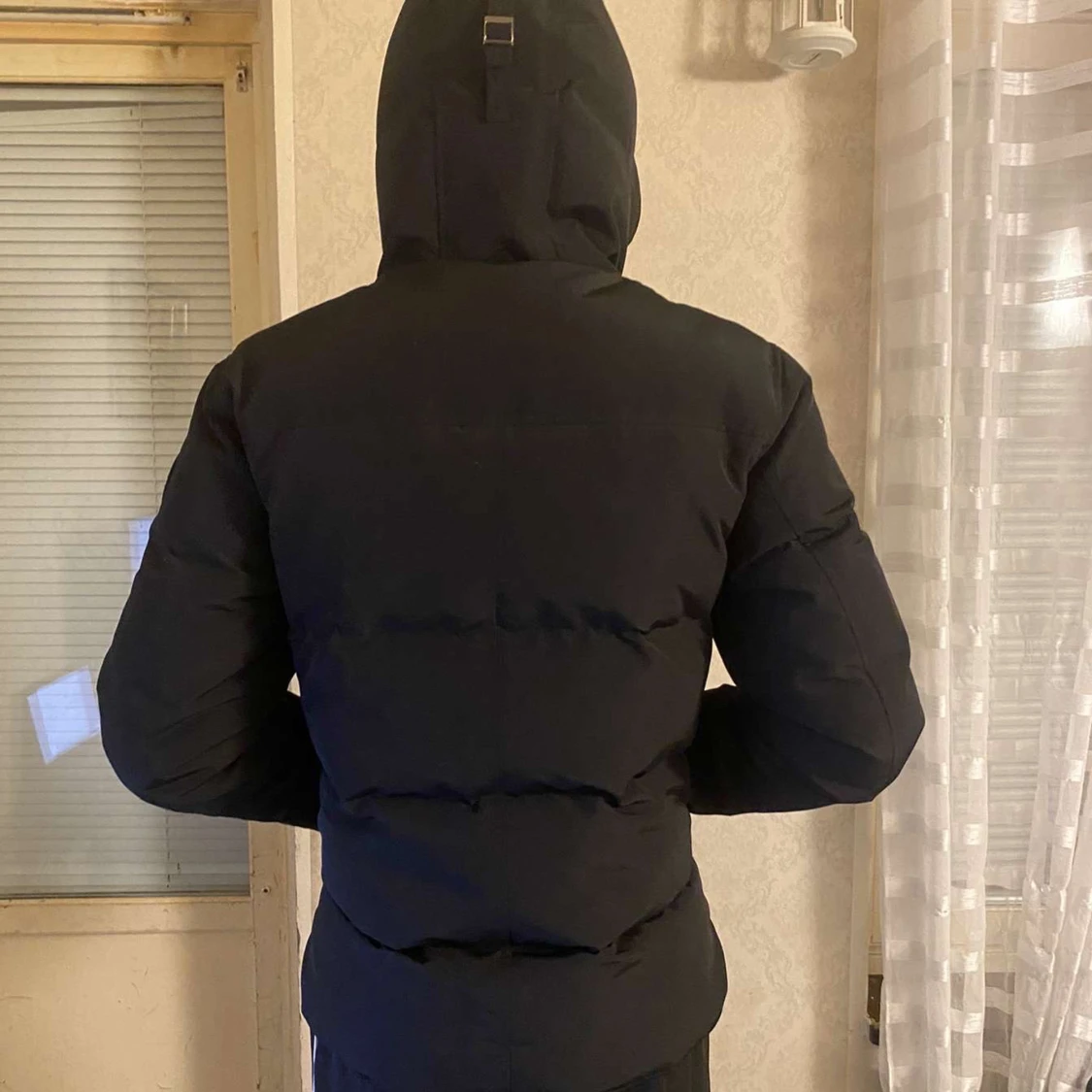 Svart pufferjacka med huva - 3