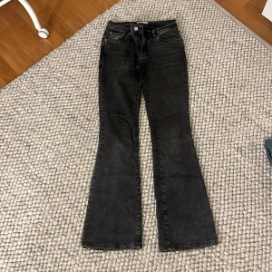 Lågmidjade jeans  - Grå/svarta Lågmidjade jeans från Gina Tricot. Använda fåtal gånger så väldigt bra skick!💕