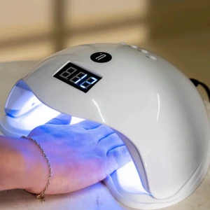 Nagelkit med LED-lampa och gelpolish - Komplett nagelkit med LED-lampa för att härda gelpolish. Från nailster. Inkluderar tre nagellack - vit, brun och nude-rosa, samt baslack och top coat. Samt prylarna som inte är överstrukna på bilden, de andra finns men gissar att ingen är intresserad av en använd nagelfil eller handduk! Annars bara använt ett fåtal gånger. Kostar drygt 1000 ny med lacken inkluderat. 
