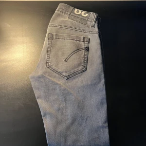 Dondup George jeans  - Dondup George jeans i storlek 29 men passar 30 Skick 9/10 Nypris ligger på 3600kr men mitt pris är endast 849kr Fraktar spårbart med PostNord 