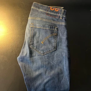 Dondup George jeans  - Dondup George jeans i storlek 32 men passar 30 skick 9/10 Pris 849kr Fraktar spårbart med PostNord 