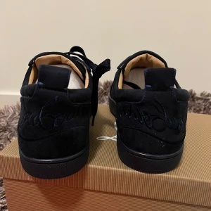 Christian louboutin skor mörkblå  - Säljer nu ett par riktigt fina samt helt oanvända rep louboutins. Allt på bilden ingår inklusive kvitto. Storlek 43 och kvaliten är extremt bra, däremot så är kartongen skadad på undersidan (se sista bild)