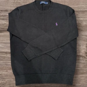 Mörkgrå tröja från Polo Ralph Lauren - Ny Ralph Lauren-tröja, storlek S (passar även M). Klassisk och stilren – aldrig använd!"