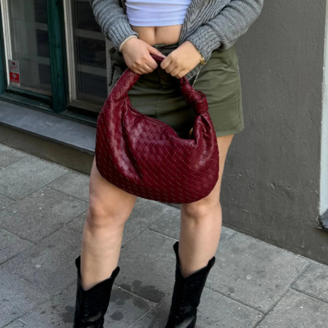 Röd flätad axelväska