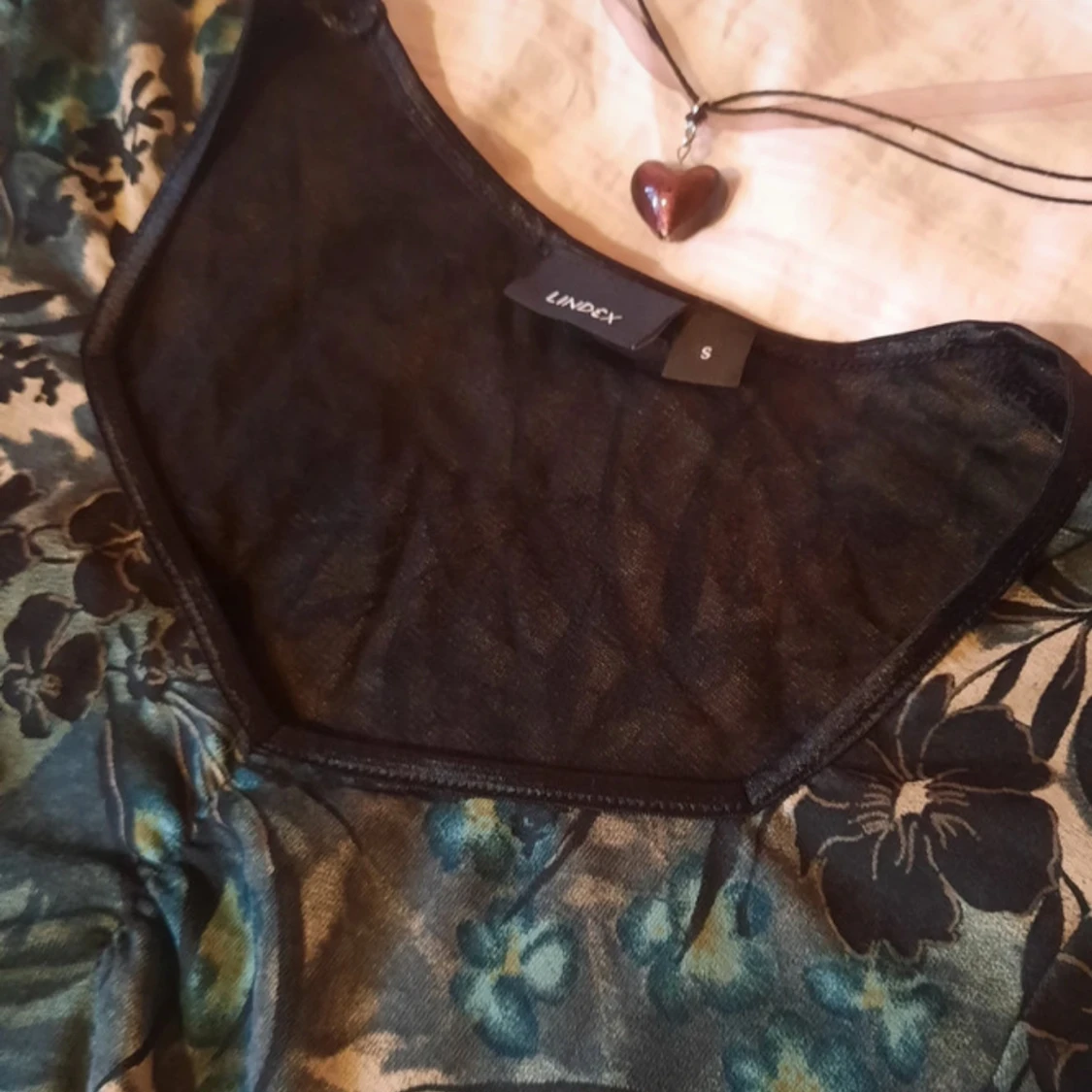 Blommig långärmad topp från Lindex - 3