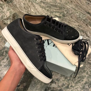 Lanvin cap toe  - Ett par nästan helt nya lanvins i uk8/42-43. Dom är i färgen elephant grey och allting följer med!