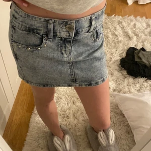 jeanskjol nitdetaljer!  - jättesnygg och unik jeanskjol med nitdetaljer ovanför fickorna!! 💖💖💖💖🎀🎀 nyskick! 🌸🌸