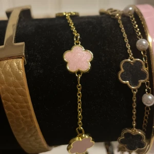 Guldarmband med rosa fyrklöve - Jättefint armband som inte använts alls. 