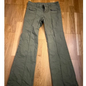 Populära HM jeans  - Säljer dessa super fina gröna jeans från hm, storlek 40!💓