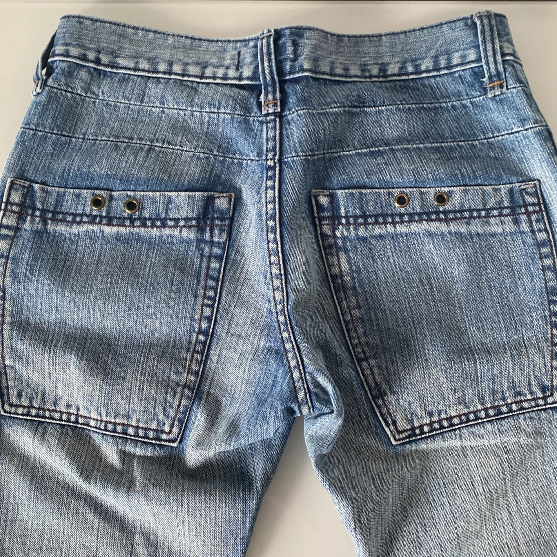 Blå jeans med nitar - 2