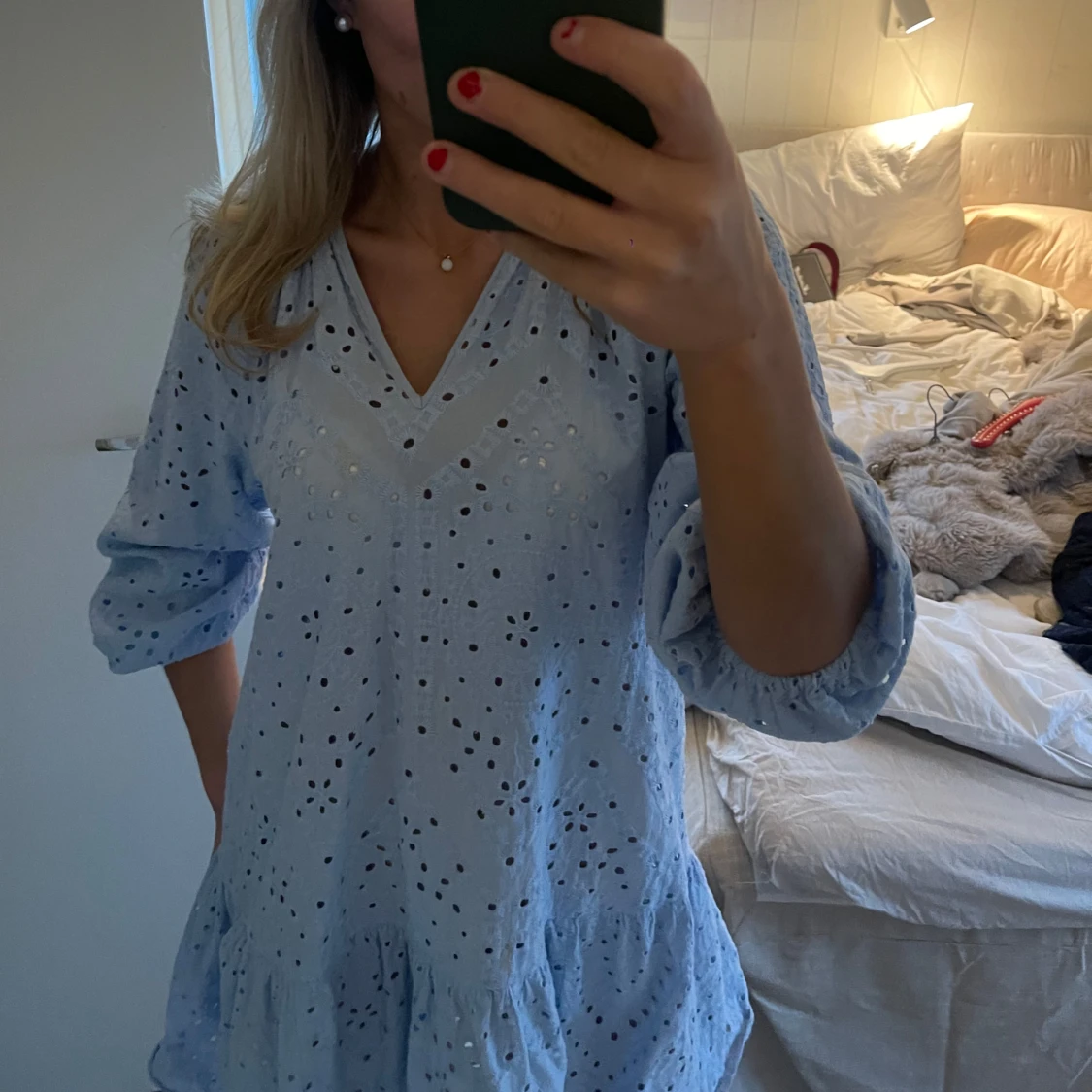 Ljusblå klänning med spets 