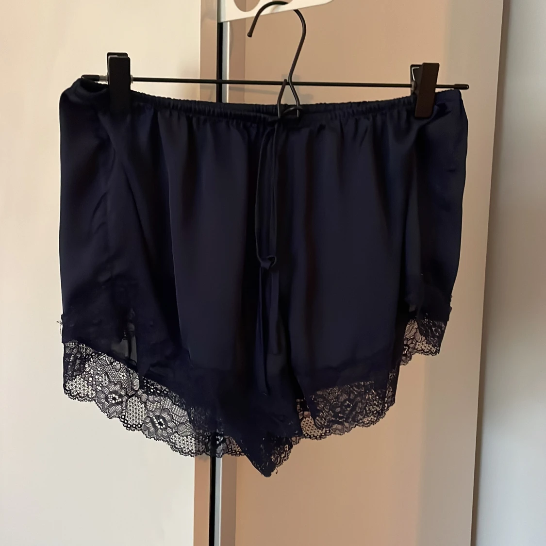 Mörkblå satin pyjamas från Hönkemöller - 1