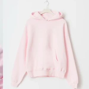 Rosa hoodie - Säljer en mysig rosa hoodie från ginatricot. Helt ny jätte bra skick, säljer pågrund av att den inte används!