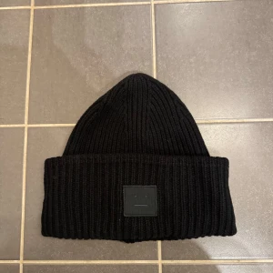 Svart Acne mössa - Snygg svart Acne mössa i fint skick!🖤