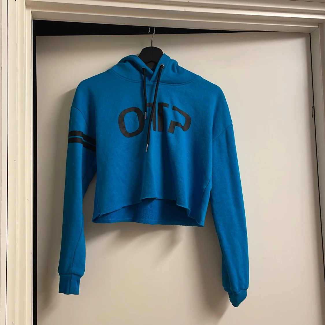 Blå croppad hoodie från OTP