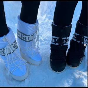 Moon boots - Moon Bots – Som Ny, Alla Storlekar Till Salu Säljer mina Moon Bots som är i princip som nya, knappt använda. Finns i alla storlekar och fungerar perfekt! Kan eventuellt gå ner i pris vid snabb affär. Skick: Som Ny Storlekar: Alla storlekar finns tillgängliga Kan diskuteras vid snabb affär Tveka inte att höra av dig om du har några frågor eller vill ha fler bilder!