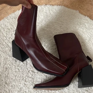 Skor med klack - Superfina skor med klack som jag helst hade behållt men de har tyvärr aldrig kommit till användning då jag använder mest sneakers🥺Ser väldigt lyxiga ut och är bekväma! Storlek 39, helt oanvända