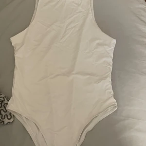 Vit body  - Använd 1 gång . Sitter bra . 