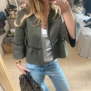 Trekvartsärmad kofta - SUPER snygg!! Tryck gärna på köp nu!! Kan andvändas i så många tillfällen ❣️❣️