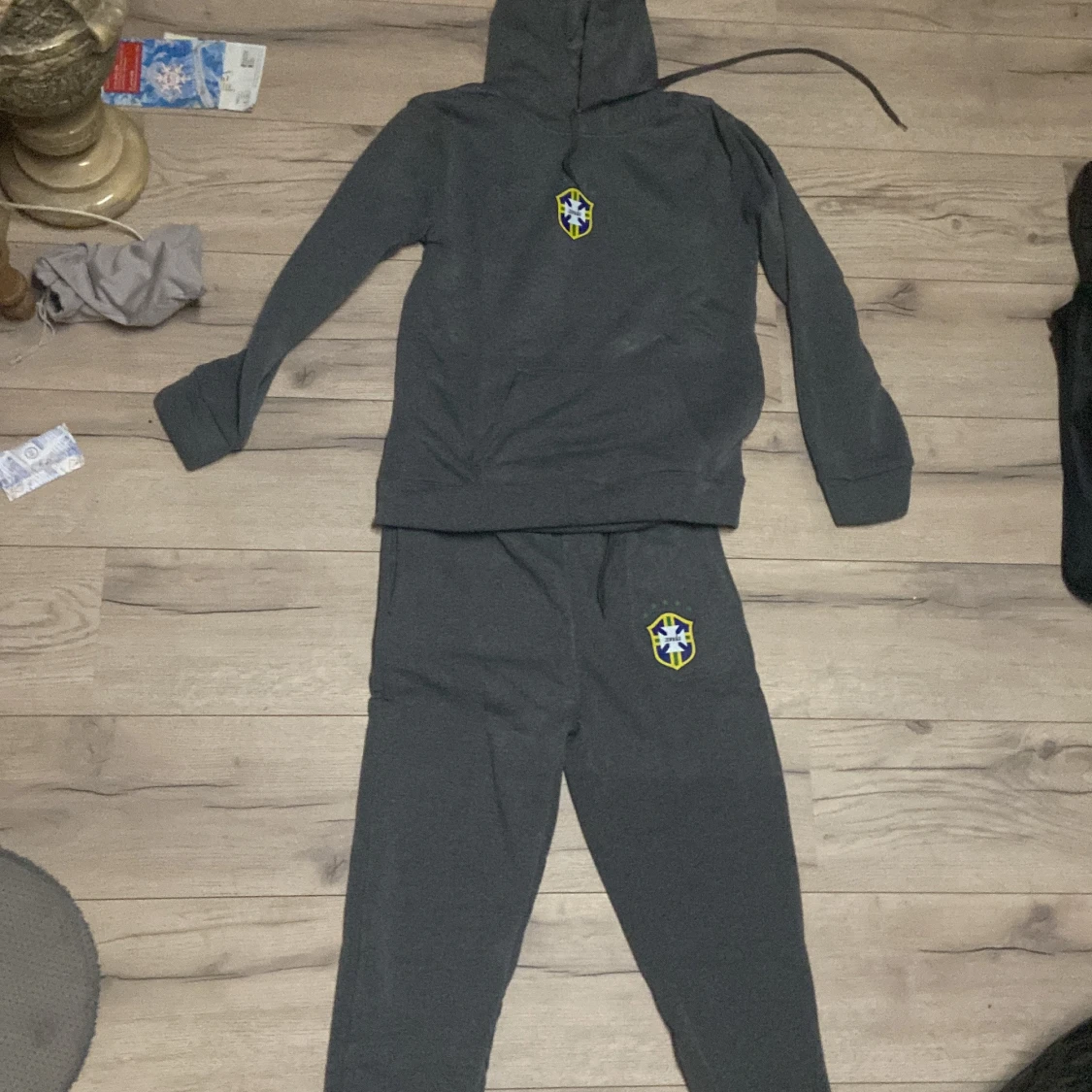 Grå hoodie med emblem - 2