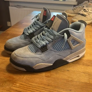 Nike Air Jordan 4 ”UNC” - Säljer dessa feta jordans då annat prioriteras lite smutsig på mockan men annars i väldigt bra skick! Äkta och org låda och stockx tag medföljer storlek 44