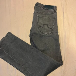  J.Lindeberg jeans - Snygga grå jeans från J.Lindeberg med klassisk femficksdesign och subtil logga på bakfickan. Perfekta för en stilren look. De har en rak passform och är tillverkade i ett bekvämt material. Står 31/32 men sitter som 29/30